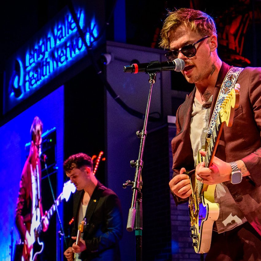 PIC_levitt_performer_lvhnsign_850x850