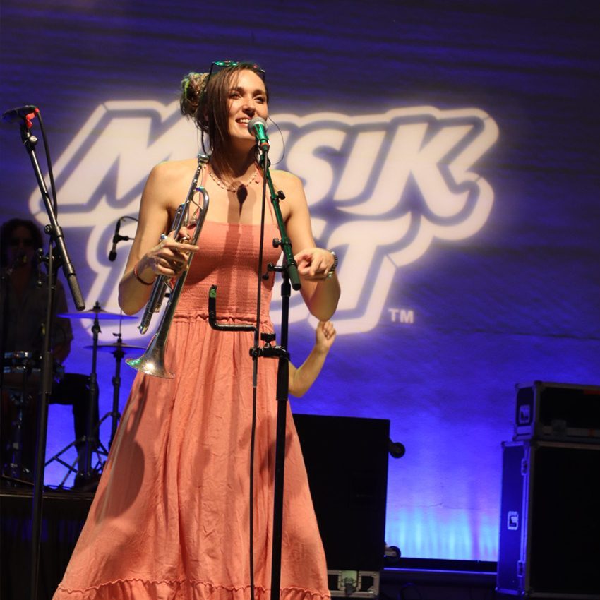 PIC_trumpet-singer-woman-musikfest-850×850